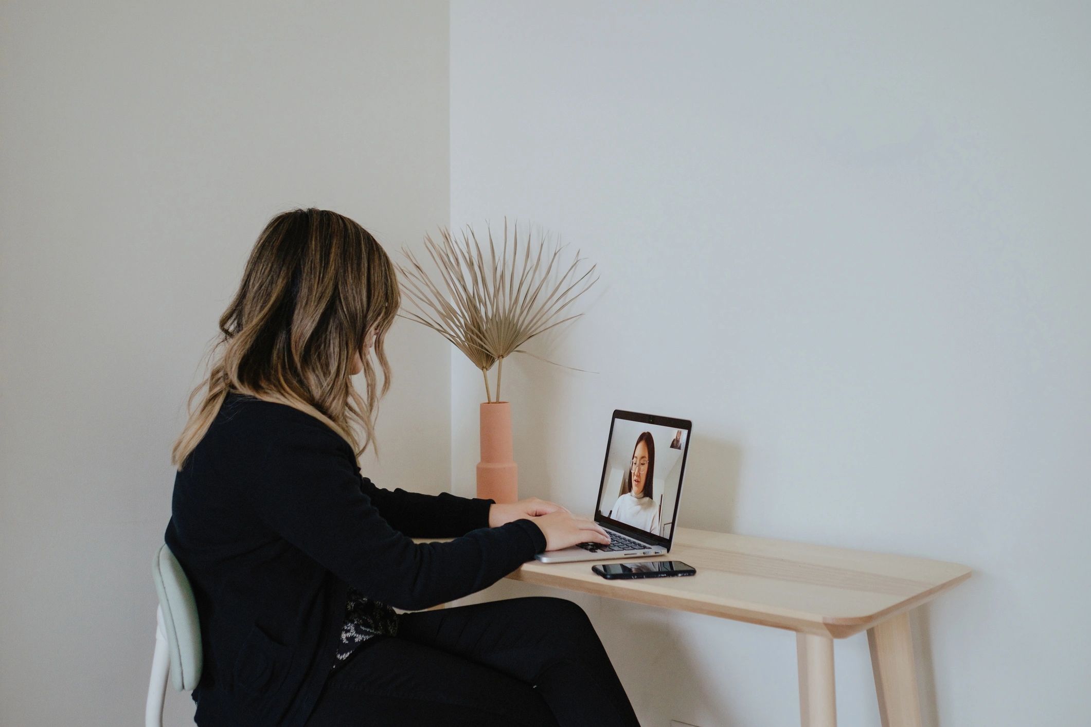 online coaching session women minimalist