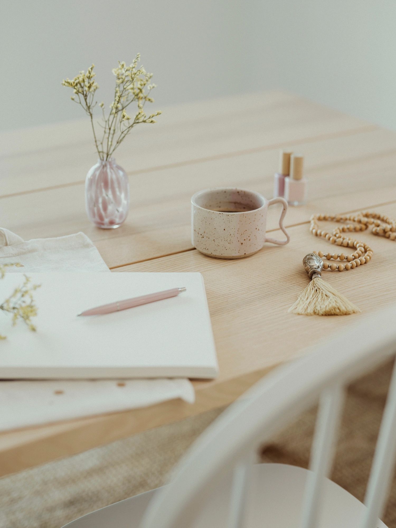 minimalist workspace, feminine, soft light, coaching, wellness